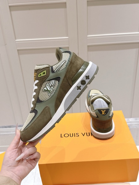 Men's Louis Vuitton Run Way Sneakers-812